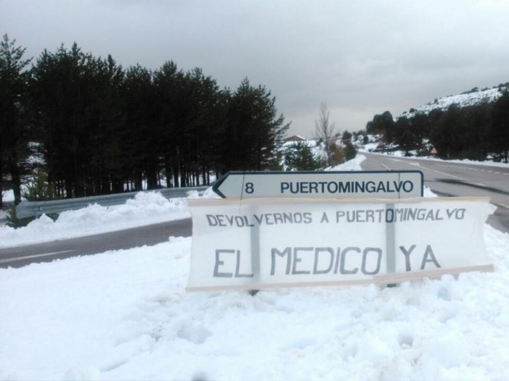 Pancarta en Puertomingalvo