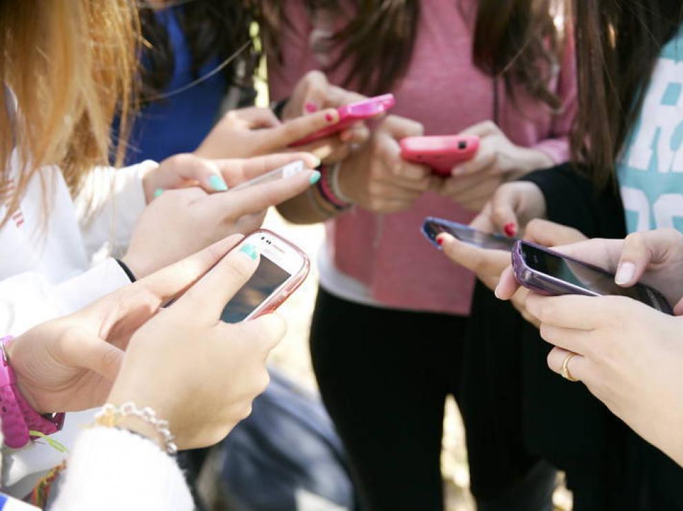 Casi el 100% de los adolescentes españoles tiene un 'smartphone' y la media de edad se sitúa en los 11 años.
