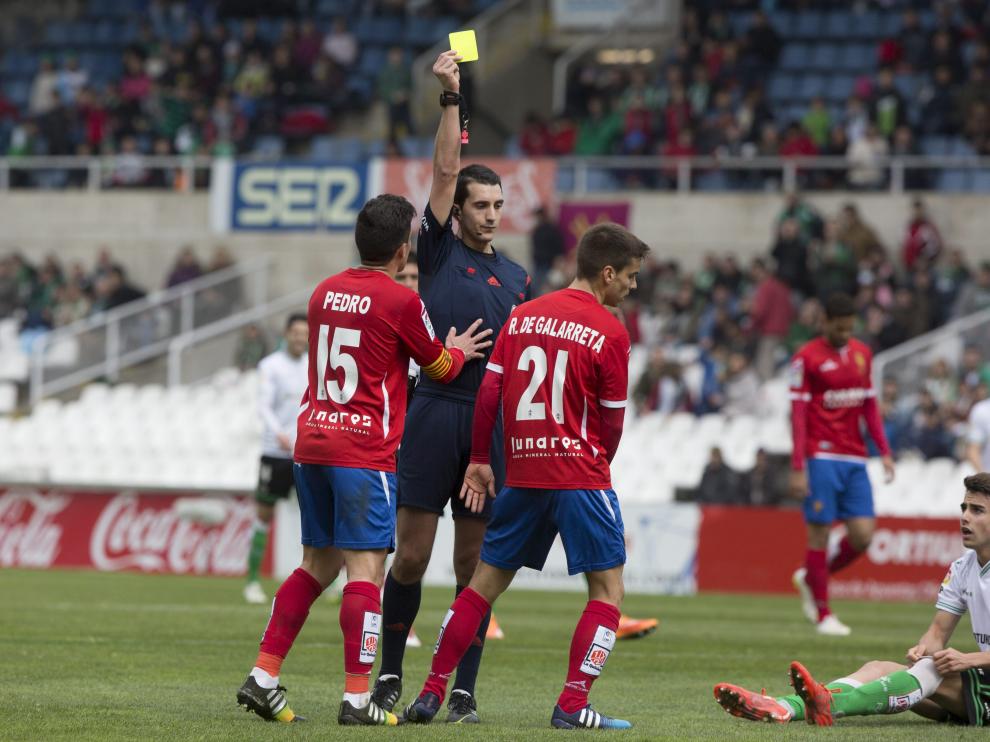 El colegiado muestra una amarilla en el Racing-Real Zaragoza