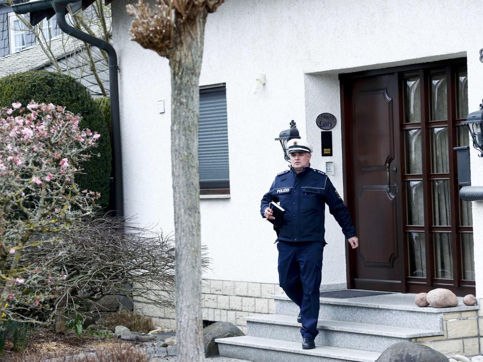 Un policía a las puertas de la vivienda de Andreas Lubitz