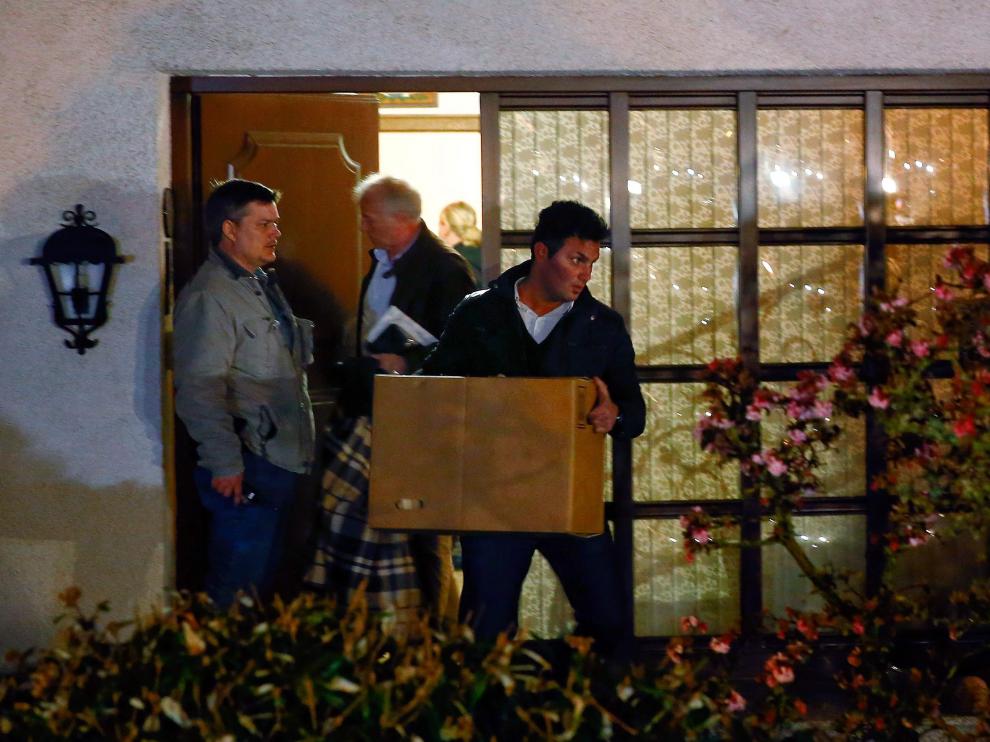 Policías alemanes saliendo de una de las casas del copiloto