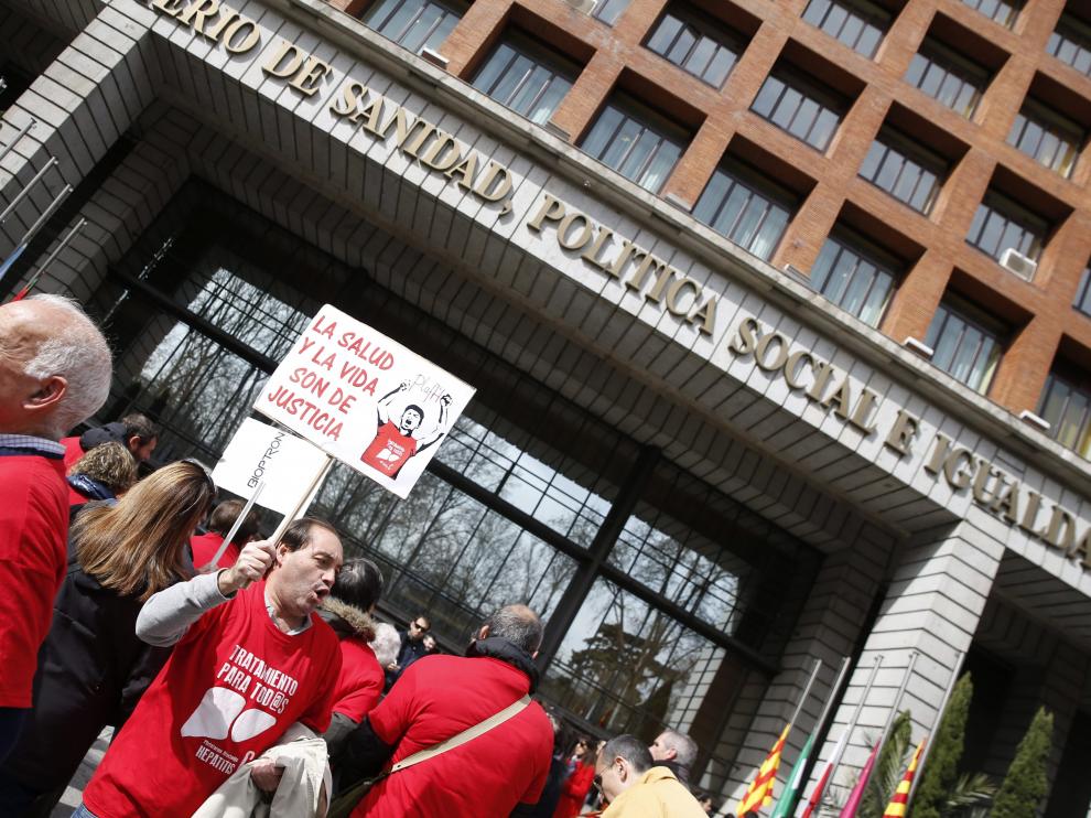 Integrantes de la plataforma de afectados por la hepatitis C se manifiestan ante el Ministerio de Sanidad, en Madrid (imagen de archivo).