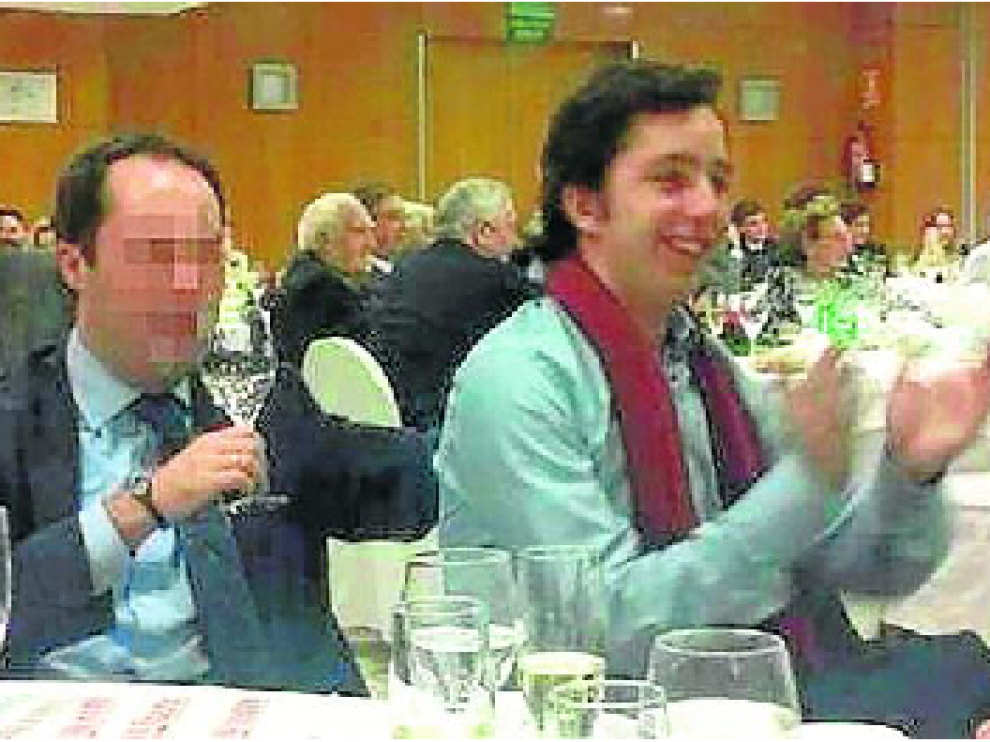 García Grande y el Pequeño Nicolás comparten mesa en un desayuno informativo en Madrid.