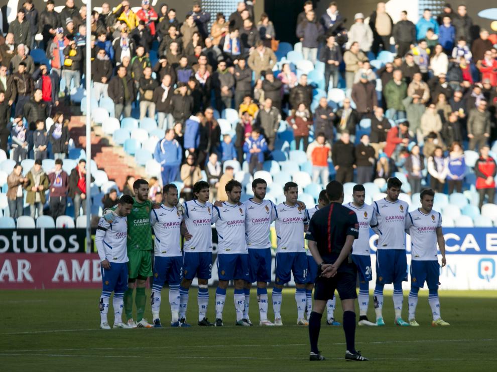 Los jugadores guardan un minuto de silencio en La Romareda