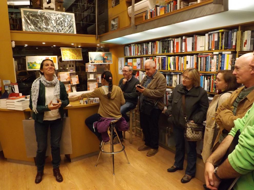 En las imágenes, Asun Sarrado durante la presentación.