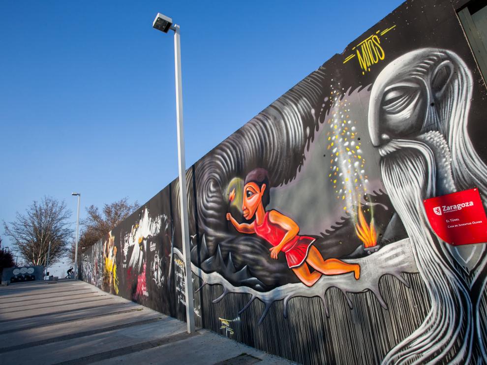 El muro exterior de El Túnel es una zona de grafiti libre