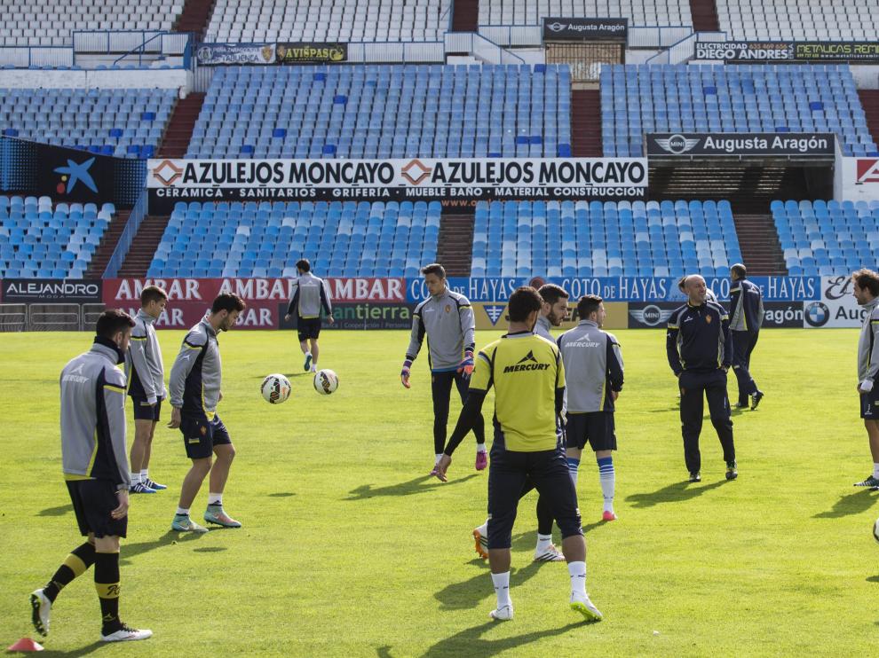 Ranko Popovic y los futbolistas del Real Zaragoza en el inicio del entrenamiento a puerta cerrada en La Romareda.