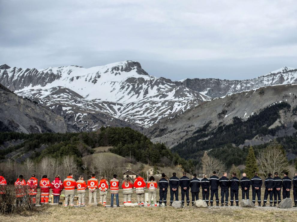 Los equipos de rescate homenajean a las víctimas