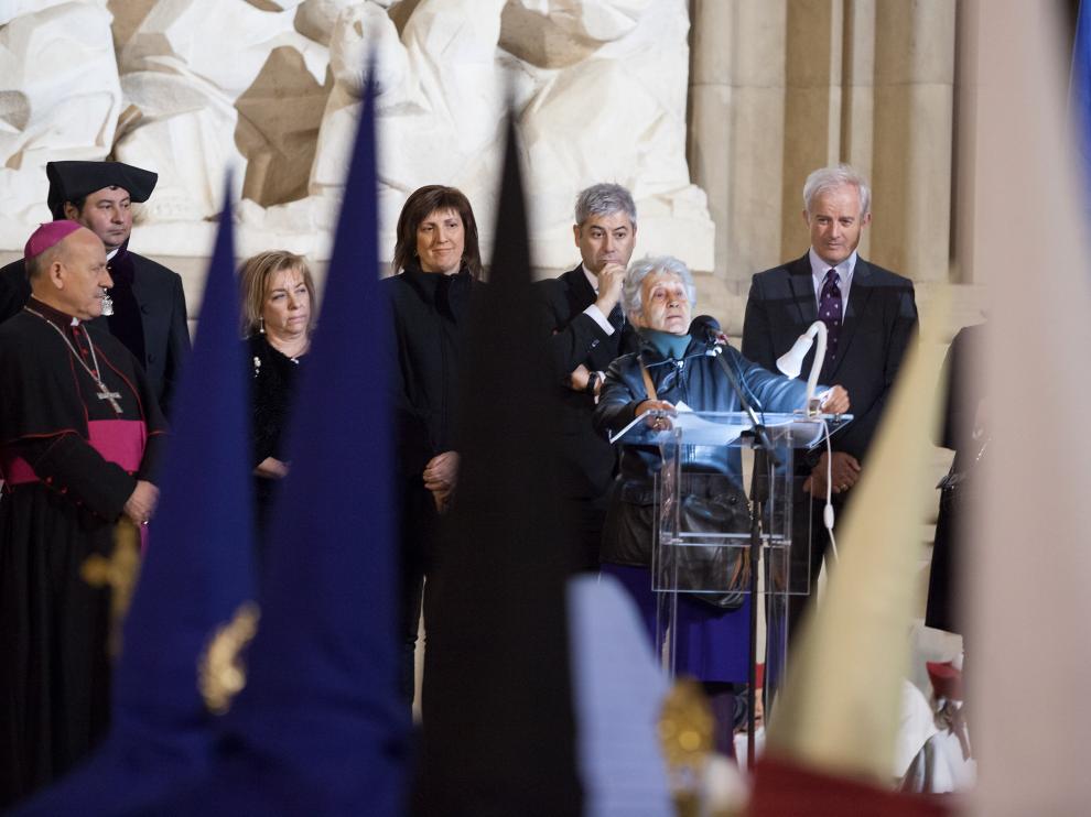 La escritora Ángeles de Irisarri en el discruso del pregón junto a diferentes personalidades eclesiásticas y políticas
