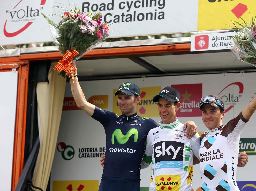 El ciclista australiano Richie, en el centro, junto a Valverde (i).