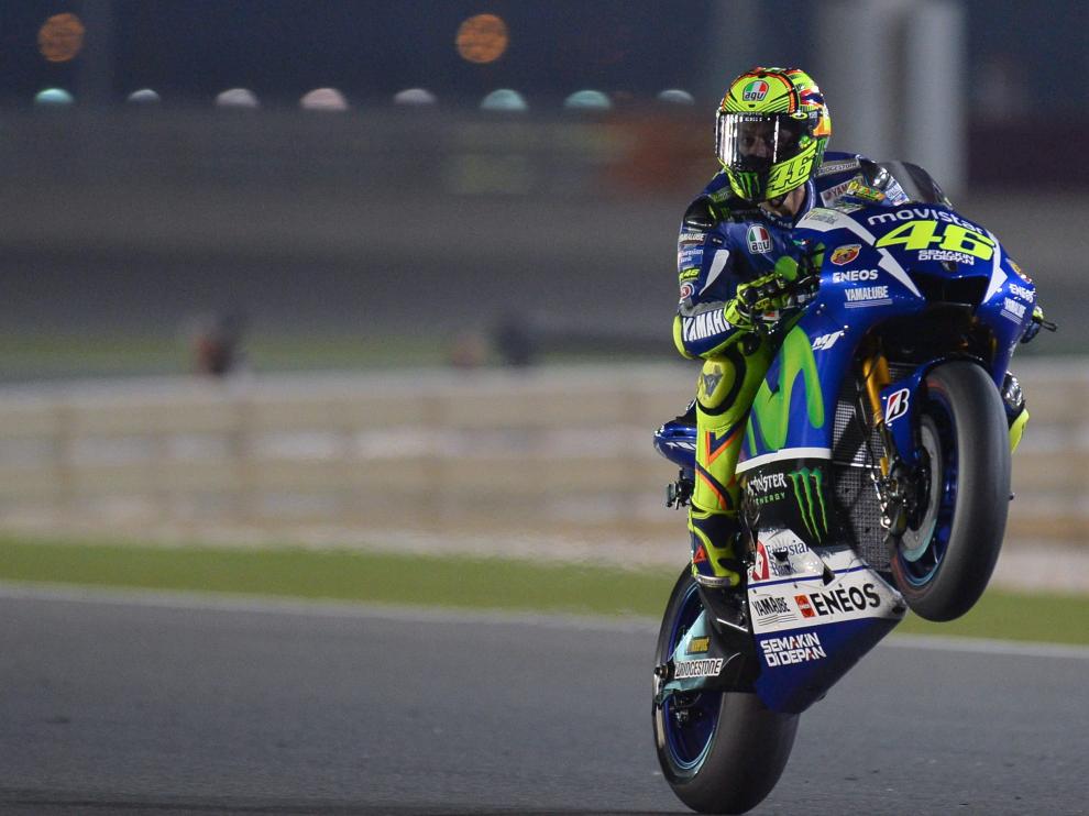 Valentino Rossi hace un caballito