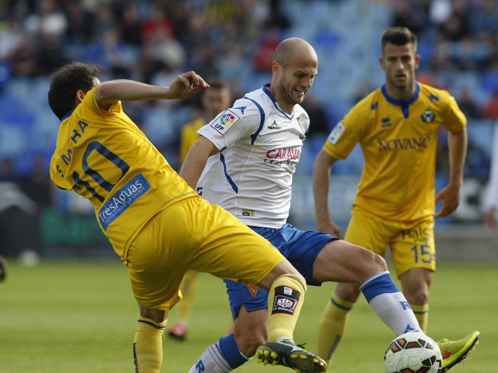 Basha controla el balón durante el partido