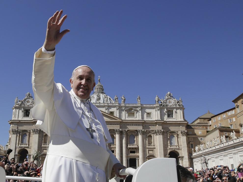 El Papa saluda a los feligreses en la plaza de San Pedro, este Domingo de Ramos