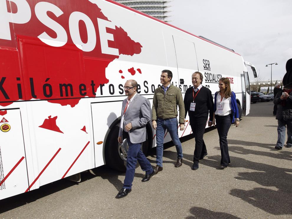 Pedro Sánchez, con Carlos Pérez y Javier Lambán, este domingo en Zaragoza