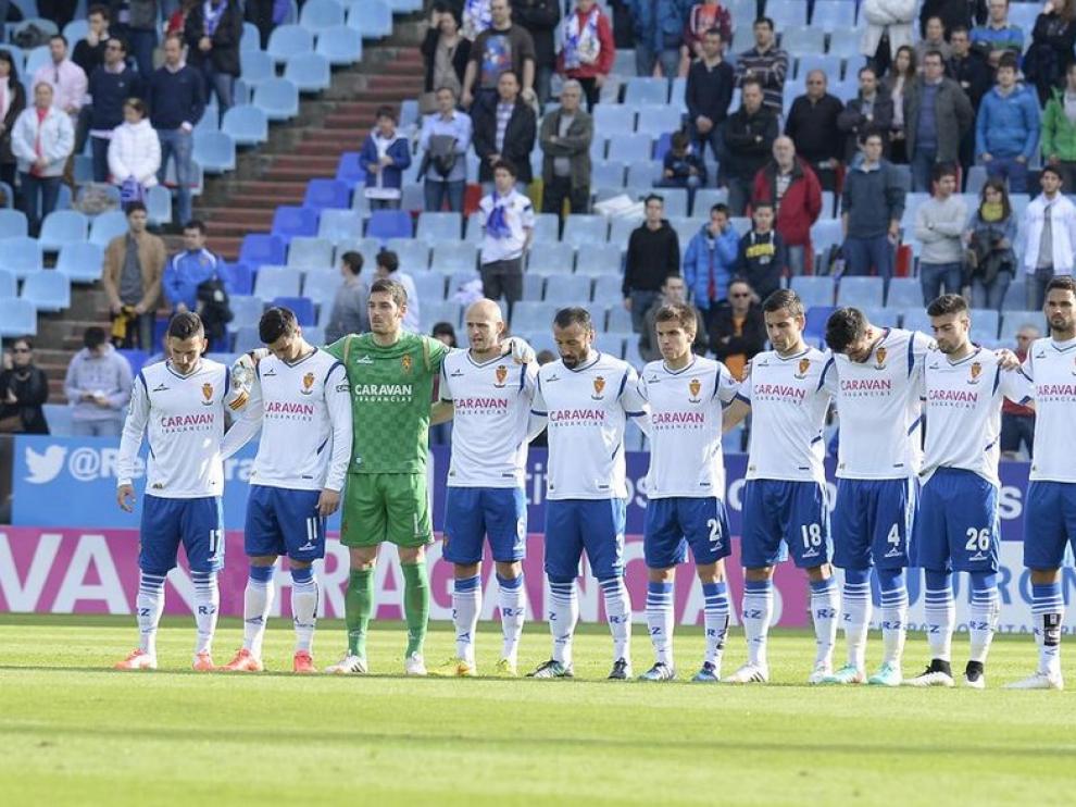 Los jugadores del Real Zaragoza, durante el minuto de silencio