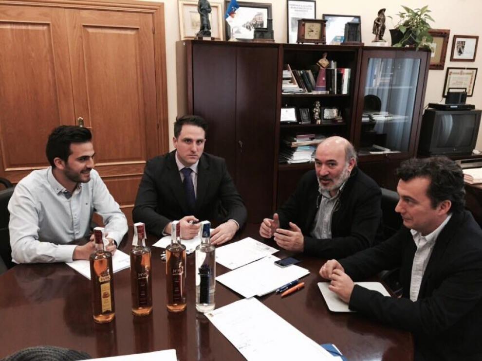 Alejandro Salvador y Samuel Luna, empresarios aragoneses, junto al alcalde de Calatayud