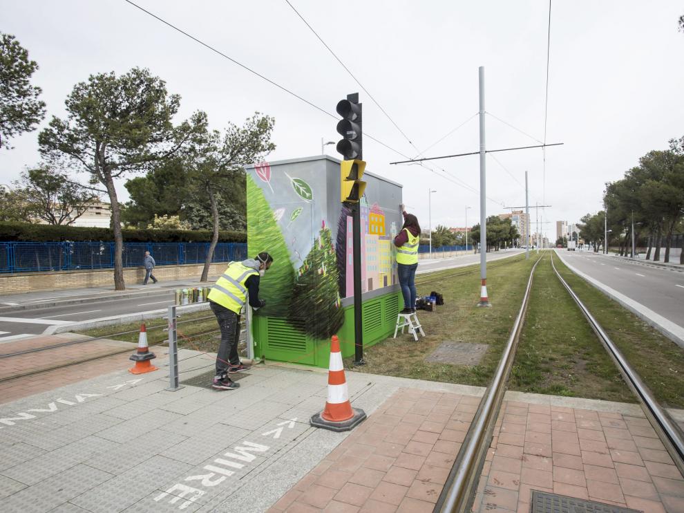 Mural pintado en la caseta propiedad del tranvía decorado por los artistas