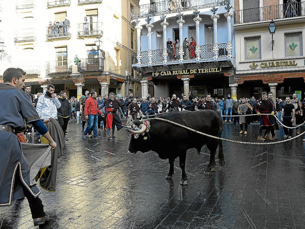 El pavimento mojado por la lluvia frenó el brío de los toros ensogados.
