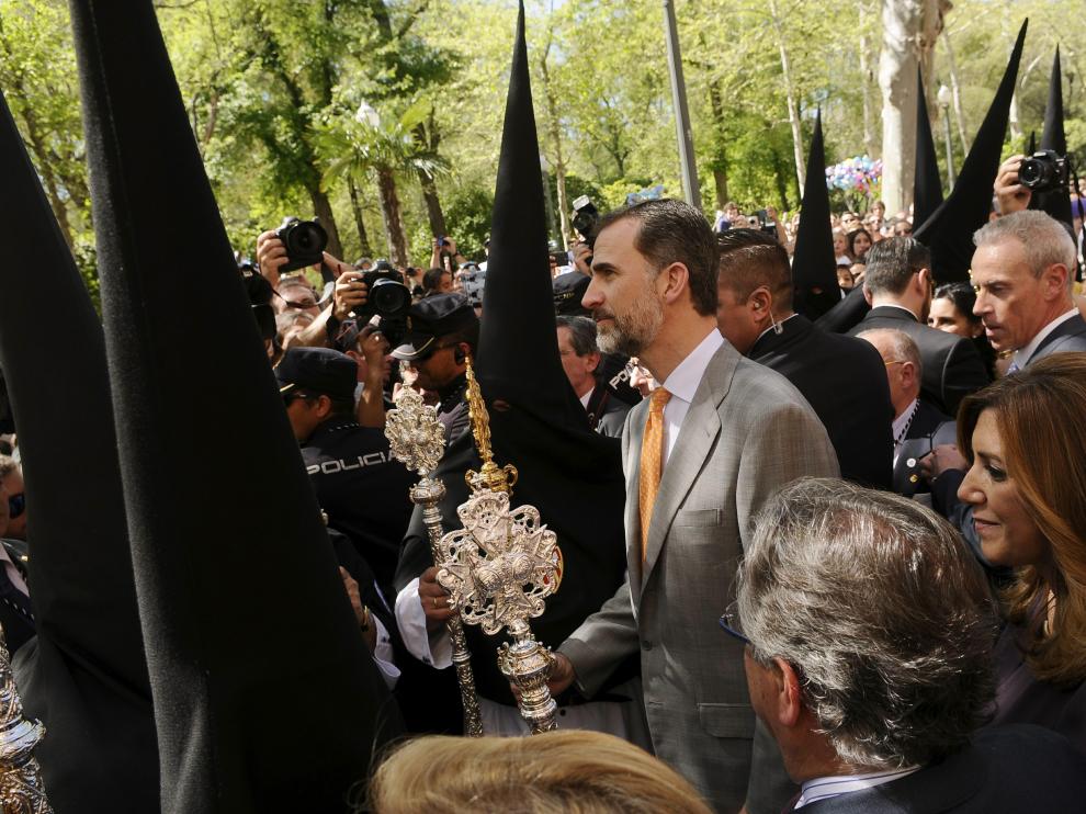 El Rey Felipe Vi junto a Susana Díaz y los Nazarenos de la Hermandad de Santa Genoveva