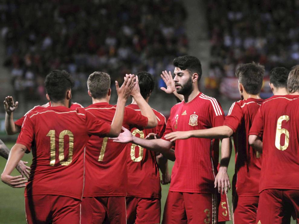 Los jugadores de la Sub-21 felicitándose tras el partido de este lunes en León