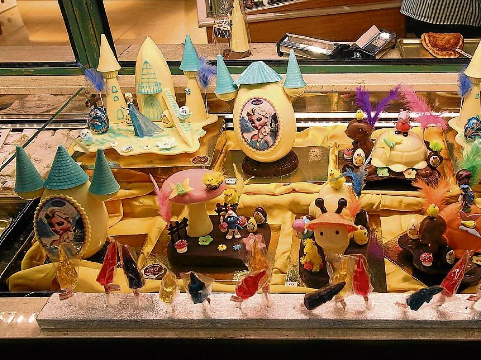 Oferta de imaginativas monas y tartas de la Confitería Ortiz, de Huesca