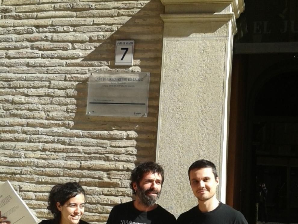 Educadores en Lucha en la puerta del Justicia de Aragón