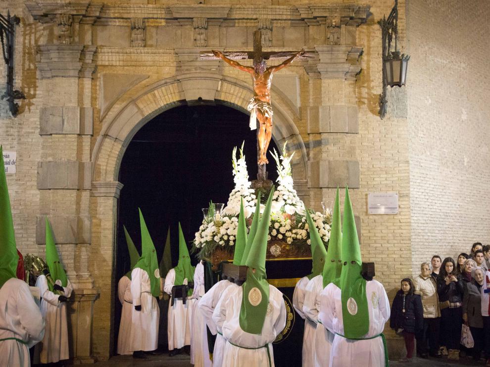 El centro de Zaragoza se llena con el Vía Crucis de la Cofradía de las Siete Palabras