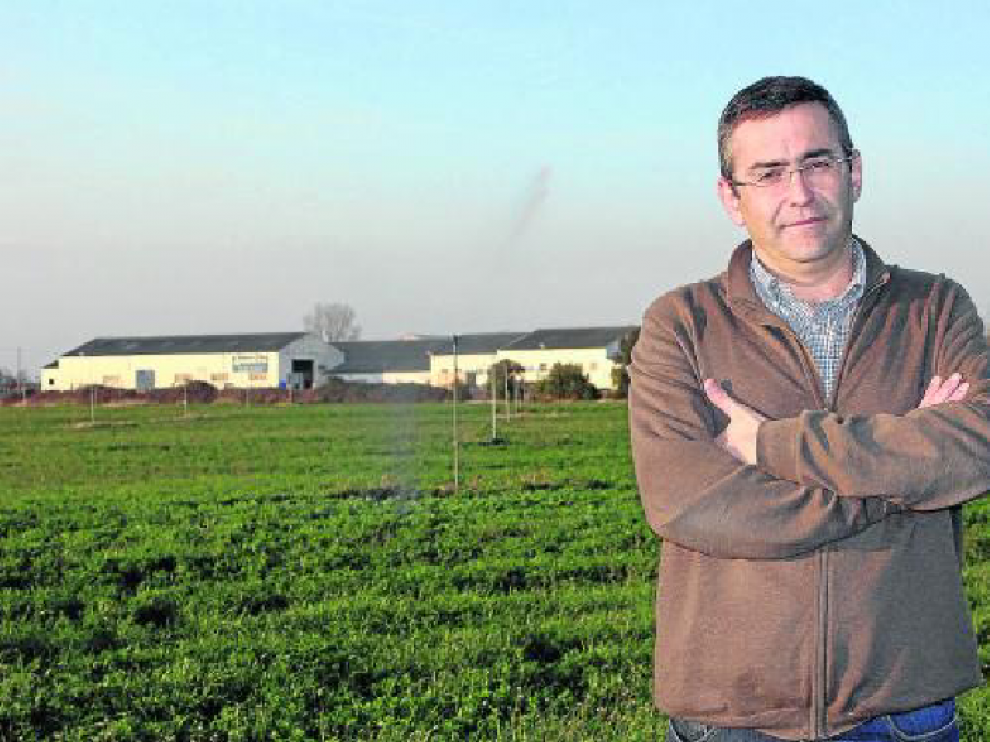 El director general de Aquactiva, Vidal García, en una parcela de riego. Al fondo, sus naves.