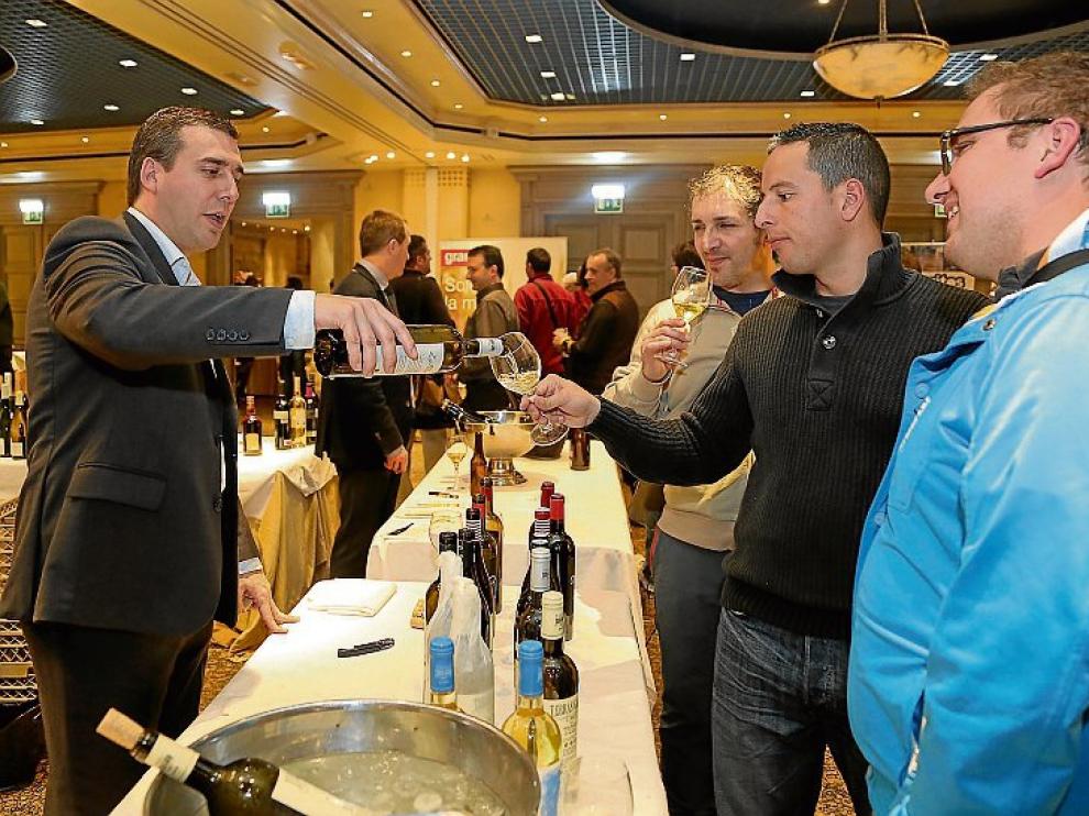 Degustación de vinos en uno de los puesto de la feria.