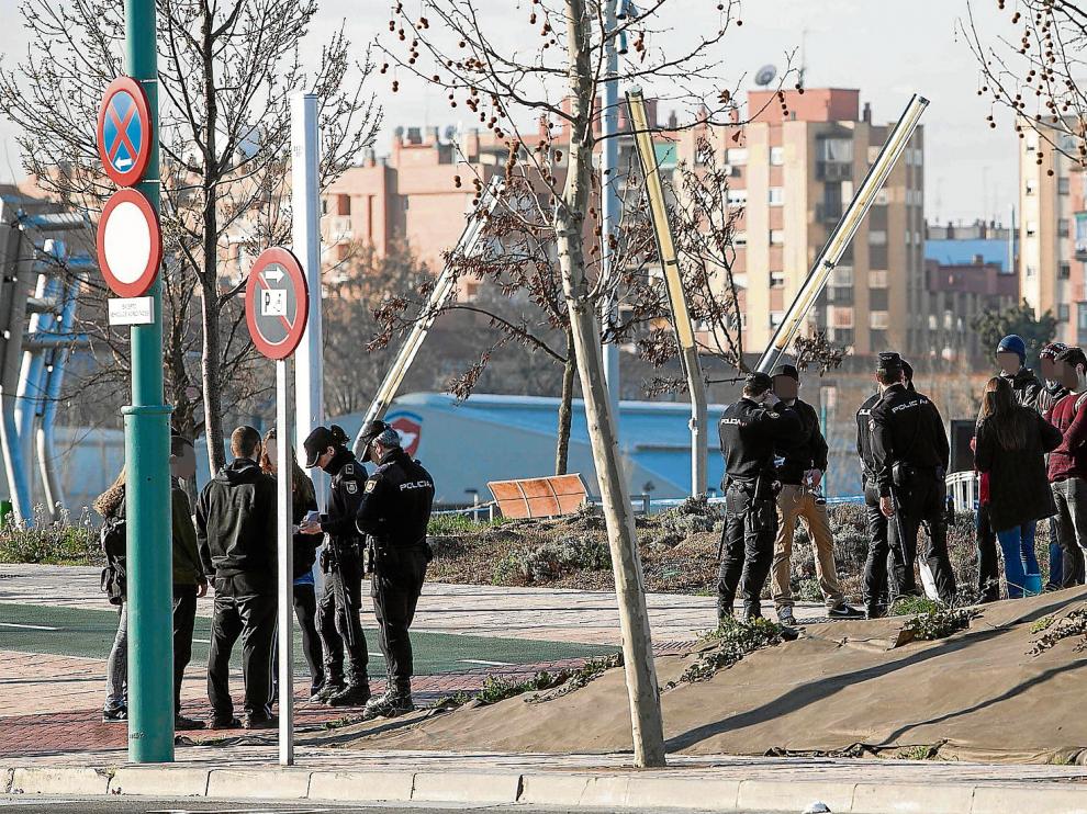 Varios policías identifican a los jóvenes que ayer acudieron al juzgado de guardia para apoyar a los once detenidos.