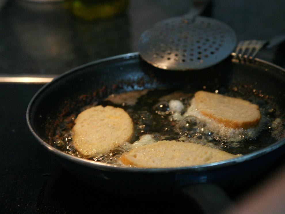 Las torrijas con miel se fríen primero en aceite.