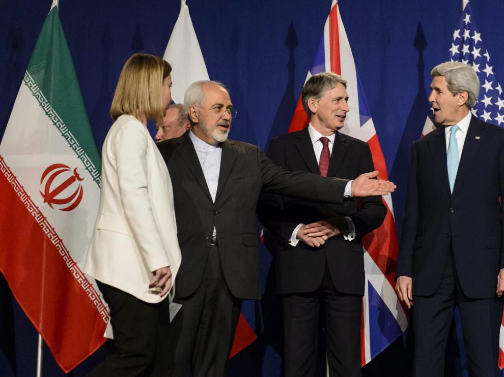 De izqa a dcha: la jefa de la diplomacia de la UE, Federica Mogherini, el ministro iraní de Exteriores, Mohamad Yavad Zarif, el ministro británico de Exteriores, Philip Hammond y el secretario de Estado de Estados Unidos, John Kerry