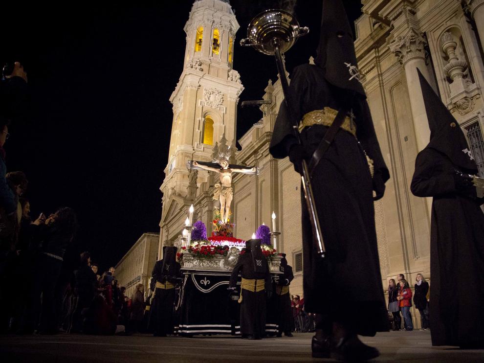 El Silencio llena las calles del Casco de solemnidad