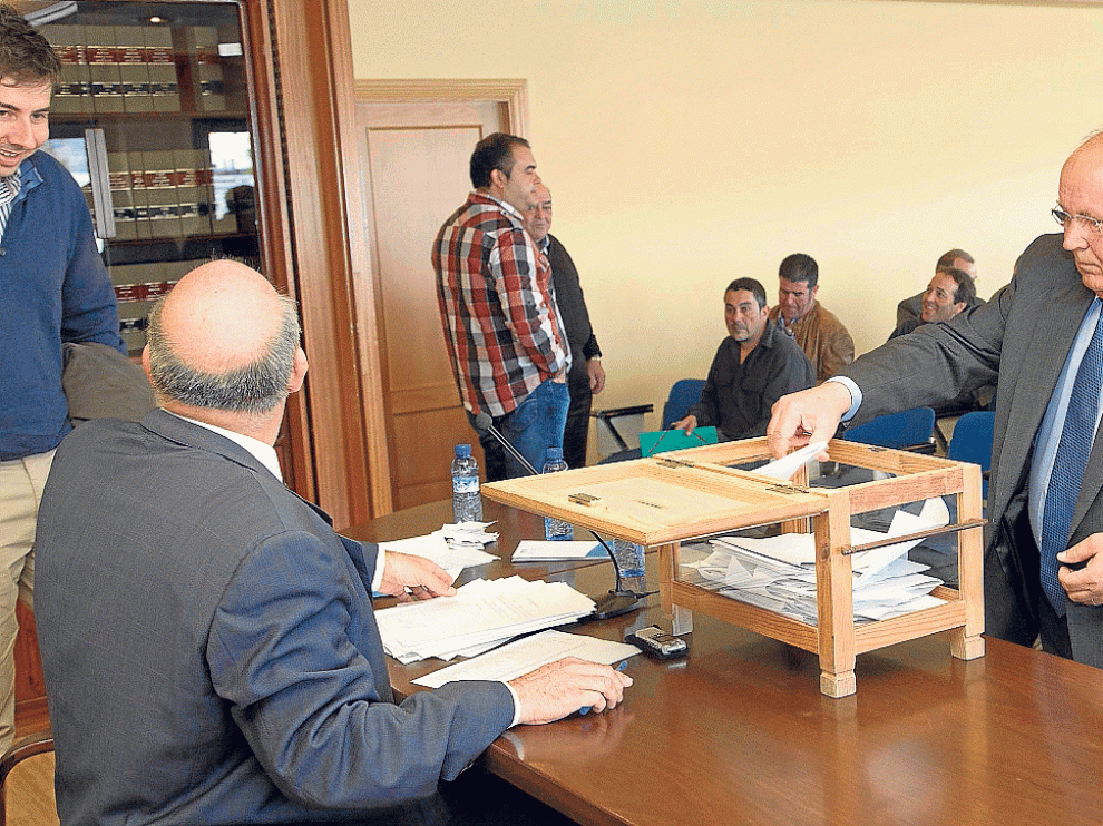 César Trillo emite su voto en las elecciones celebradas ayer