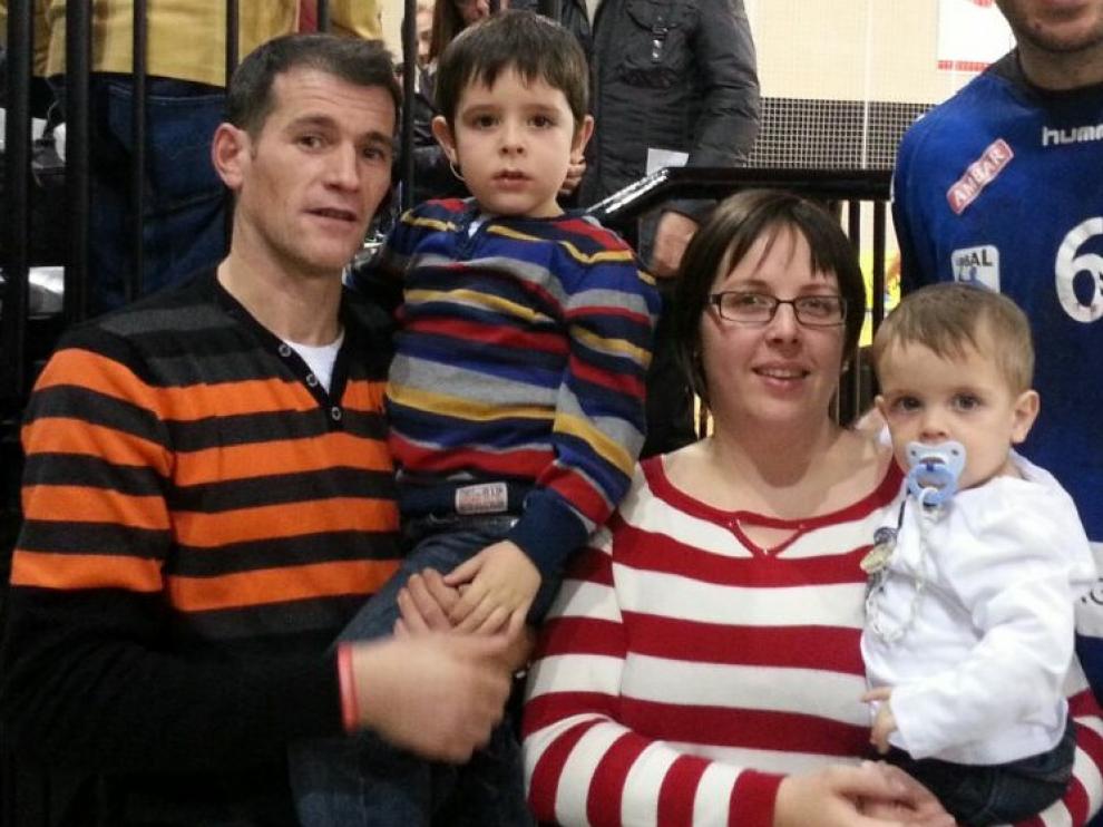 Javier Esteban Latre (d), de 16 meses, acompañado por sus padres y su hermano.