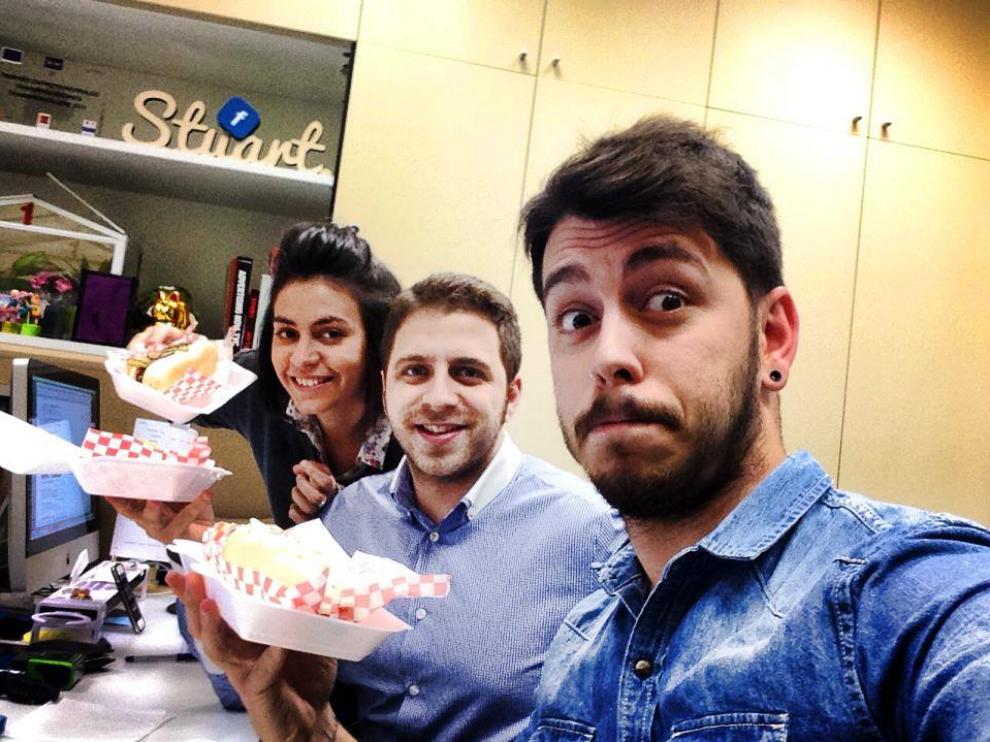 Los chicos de Stuart Studio disfrutando de la merienda.