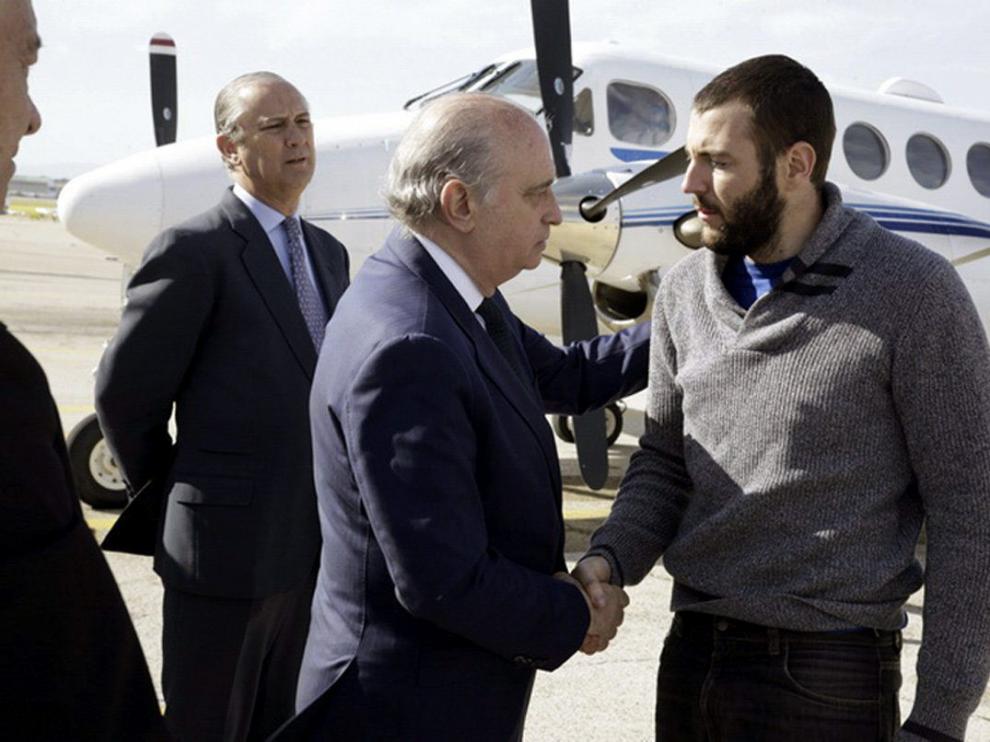 Juan Bolívar saluda al ministro del Interior a su llegada a Madrid