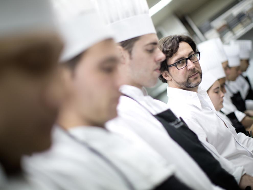 Quique Dacosta trabajando en la cocina de uno de sus restaurantes.