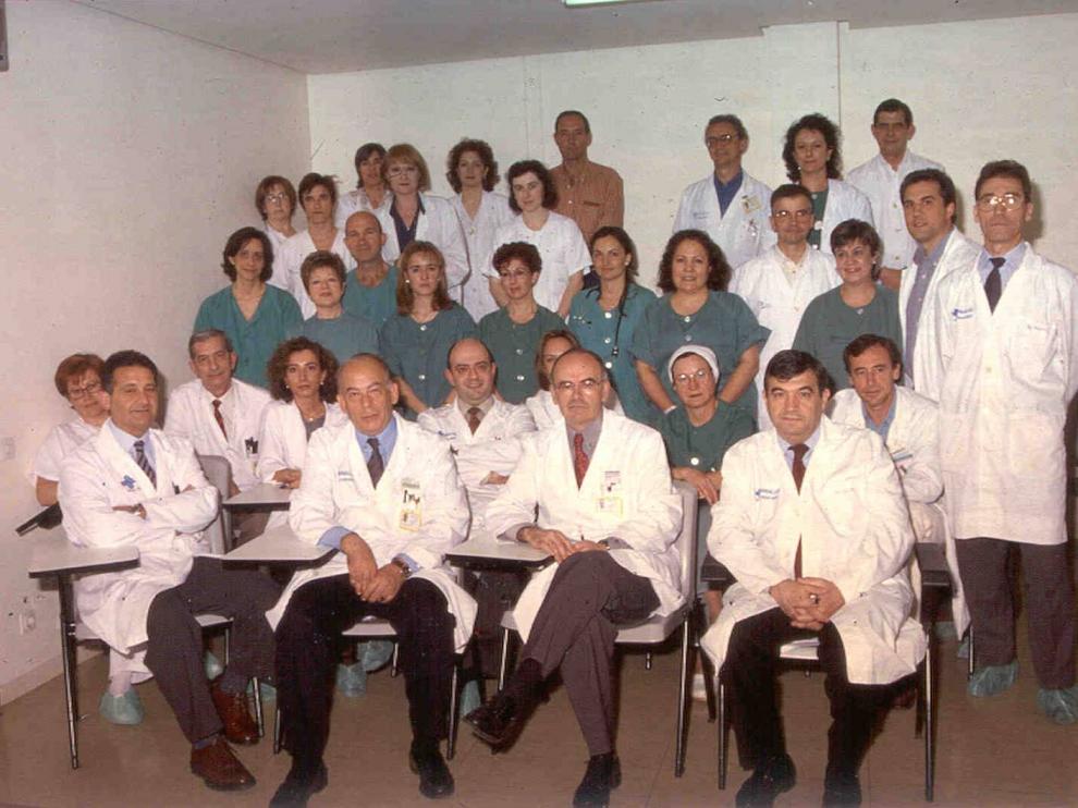 Fotografía del equipo del Hospital Universitario Miguel Servet en el año 2000, cuando se realizó el primer trasplante de corazón.
