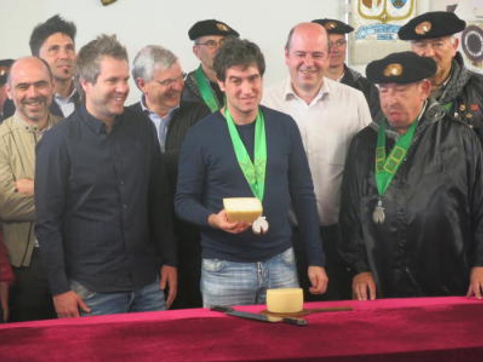 El chef Josean Alija tras cortar el queso Idiazabal.