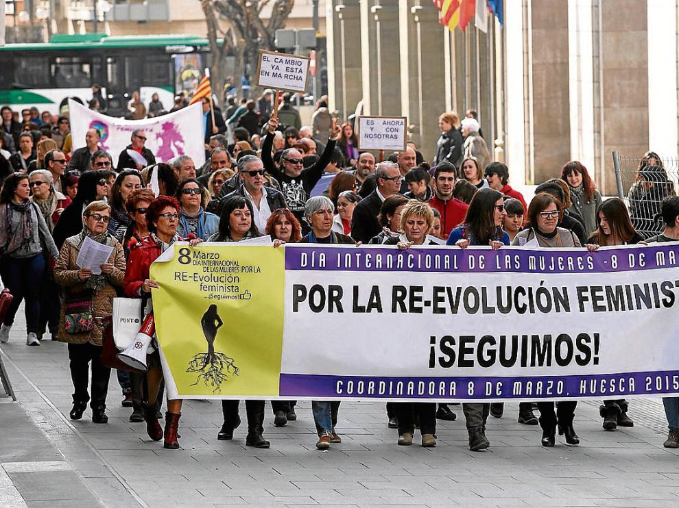 Multitudinaria marcha contra la violencia de género y la brecha salarial