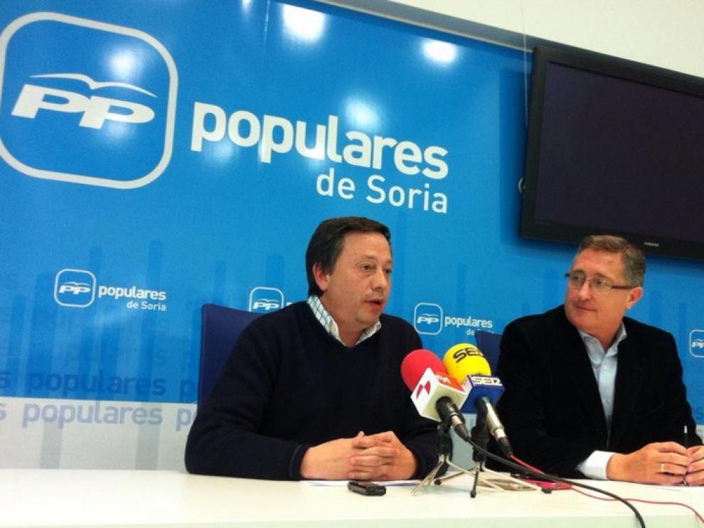 El alcalde de Teruel, Manuel Blasco (d), con el candidato del Partido Popular a la alcaldía de Soria, Adolfo Sainz.