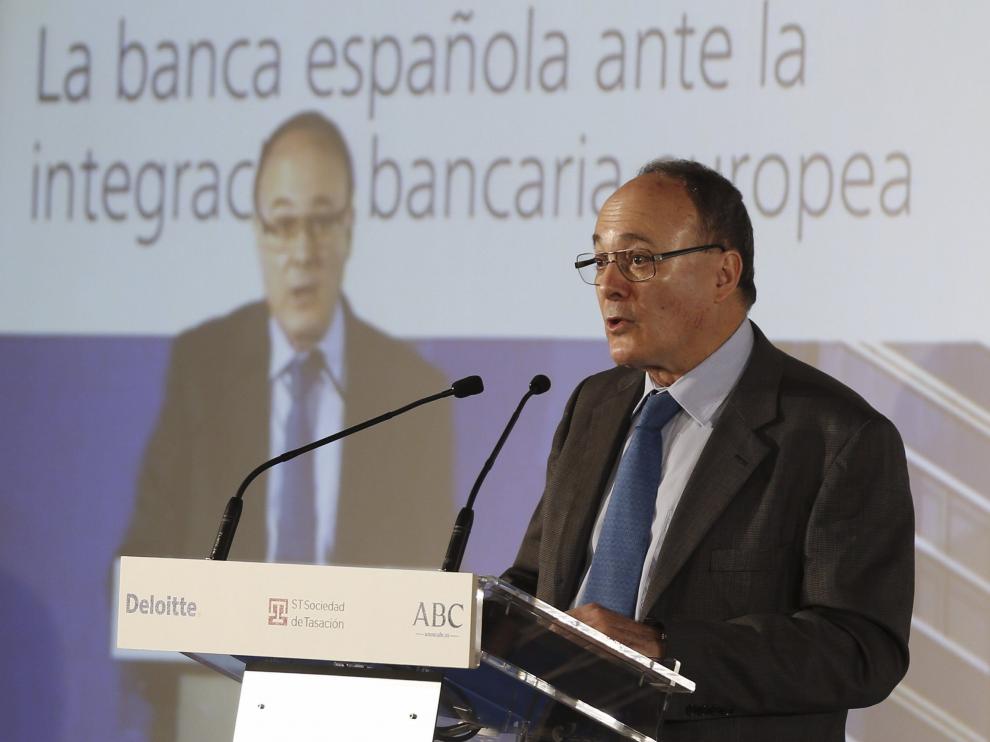 El gobernador del banco de España Linde durante su intervención este miércoles en la coferencia sobre los retos de la banca de españa