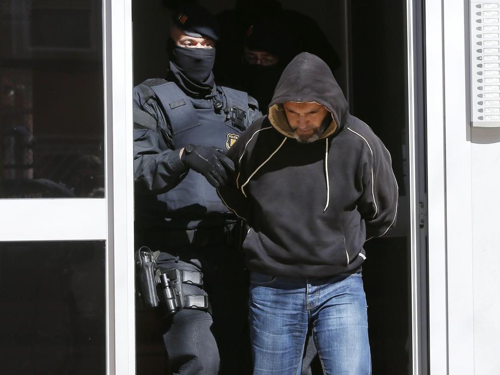 Foto de archivo de agentes de los Mossos d'Esquadra custodiando a un detenido en una operación antiyihadista.