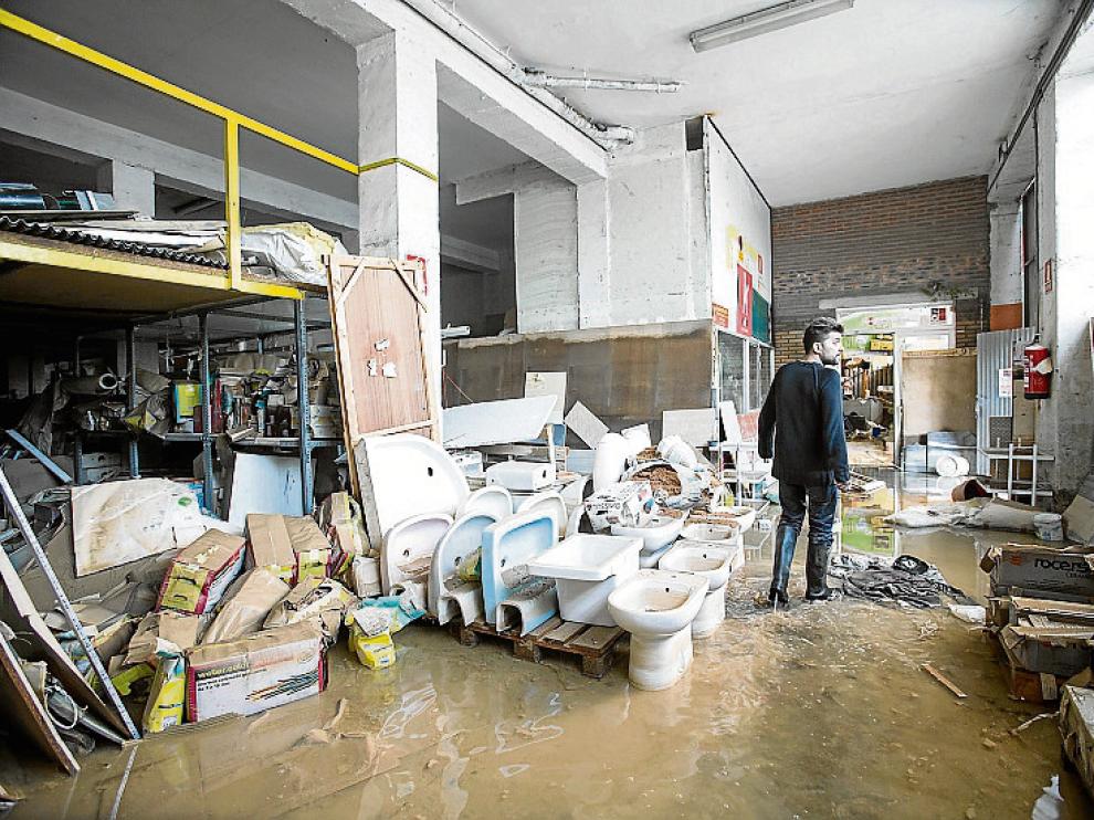 El almacén de materiales de construcción afectado, ayer.