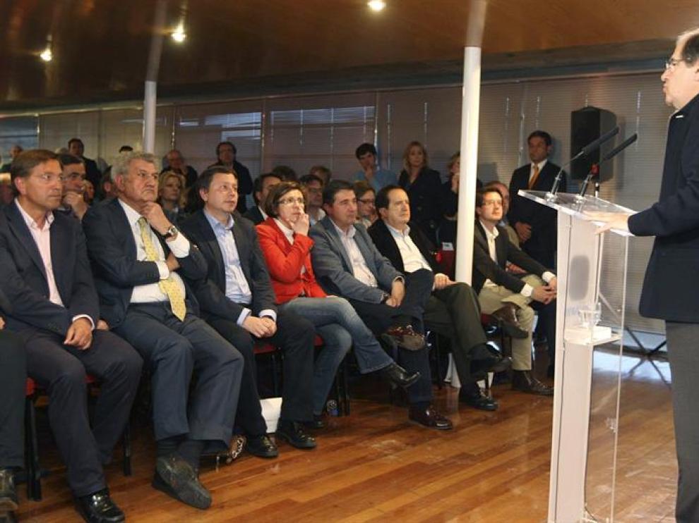 El Presidente de la Junta de Castilla y León, Juan Vicente Herrera (d), durante su intervención en el acto del PP de Soria