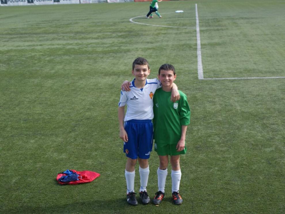 Los dos hermanos, abrazados antes de enfrentarse.
