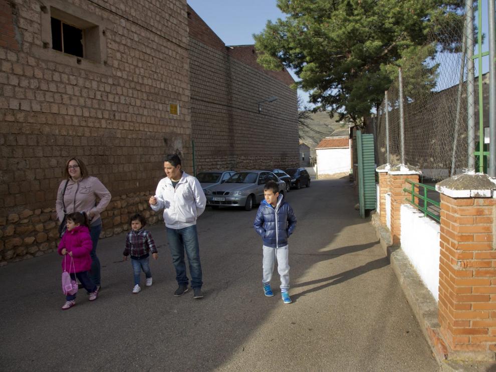 Henar y Patricio con sus tres hijos, camino de la escuela de Villafeliche.