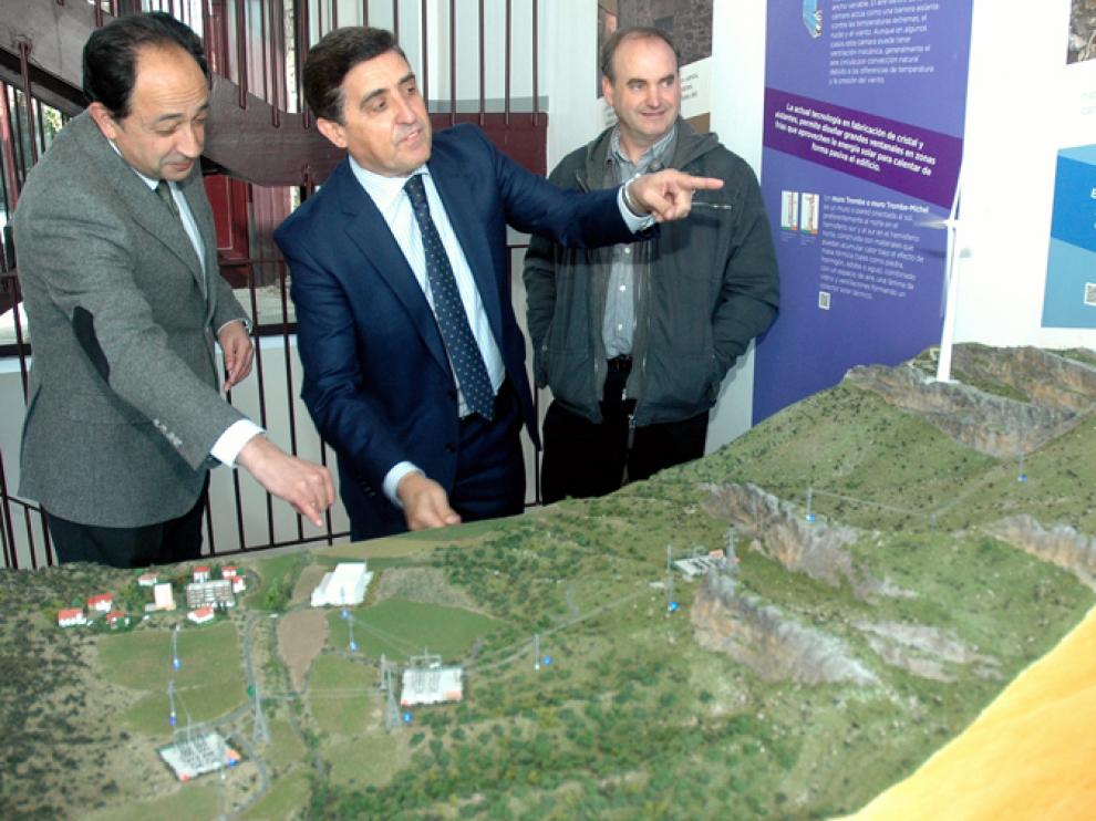 Manuel López, Carlos Martínez y Migel Ángel Arancón con la nueva maqueta presentada