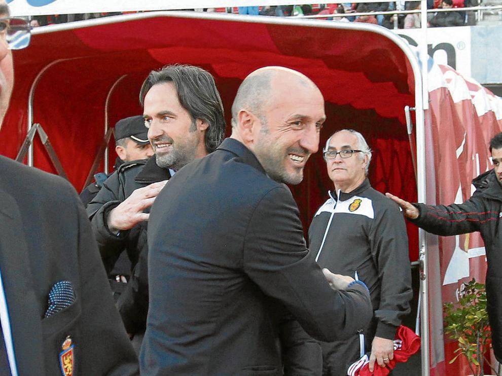 Ranko Popovic y el exzaragocista Miquel Soler se saludan antes del encuentro.